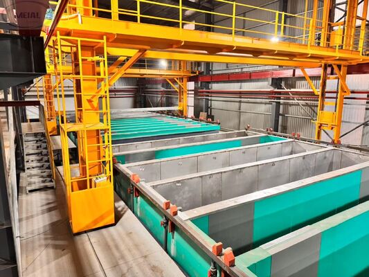 Bon prix 6063 6061 7075 Ligne de production d'anodisation d'alliages d'aluminium pour le traitement de surface solaire du cadre en aluminium en ligne