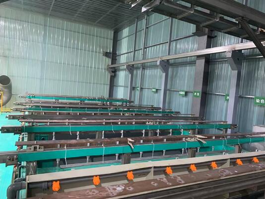 Bon prix Équipement de ligne d'anodisation dure pour le traitement de la surface de l'aluminium avec profil 30-50um et couleurs de teinture personnalisables, y compris le champagne, le noir, le brun, l'argent en ligne