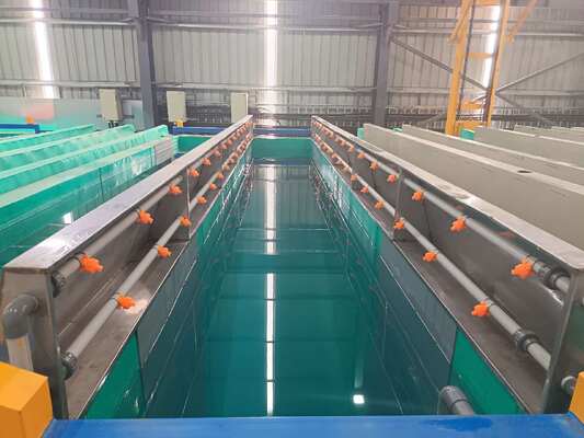 Bon prix Ligne de production automatique d'anodisation d'aluminium 800T/mois avec une longueur de profil maximale de 6500 mm et une épaisseur de film de 10 à 12 µm en ligne