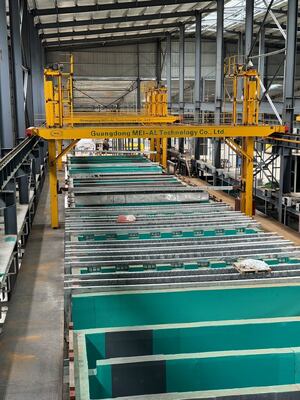 Bon prix Ligne d'anodisation horizontale 750T/M avec une longueur de profil maximale de 6500 mm et une épaisseur de film de 10-12 µm en ligne