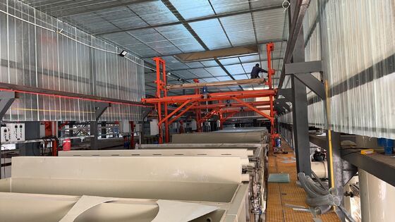 Bon prix Machine d'anodisation en aluminium de capacité 850T/M avec contrôle qualité intégré et épaisseur de film d'anodisation de 8-12 µm pour ligne de production de profilés en aluminium en ligne