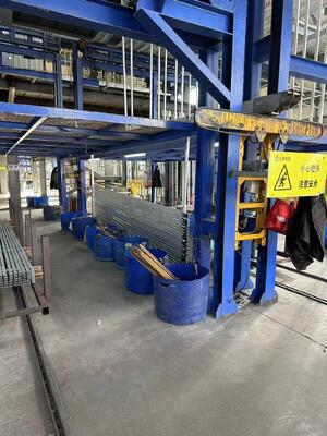 Bon prix Ligne de production automatique d'anodisation d'aluminium 800T/mois avec une longueur de profil maximale de 6500 mm et une épaisseur de film de 10 à 12 µm, équipement de traitement de surface en ligne