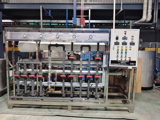 Bon prix Production de 1 200 tonnes/mois Épaisseur de film de 8 à 12 µm Longueur maximale du profil de 6 500 mm Ligne de production d'anodisation pour le traitement de surface de l'aluminium en ligne