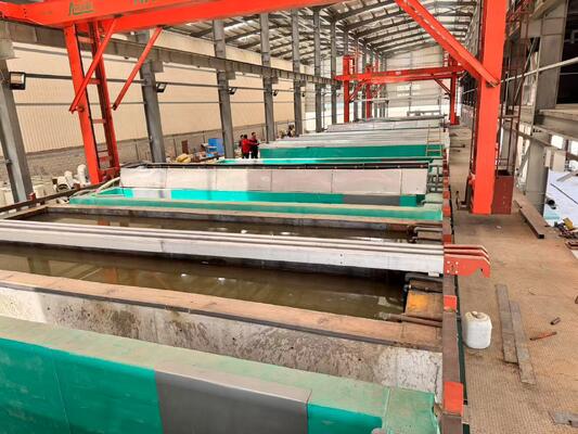 Bon prix 650 tonnes/mois Ligne d'anodisation automatique en aluminium avec une épaisseur de film de 8 à 12 μm et une longueur maximale du profil de 6500 mm en ligne