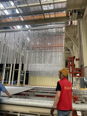 Bon prix Ligne d'anodisation d'aluminium entièrement automatique 1500T/M pour cadres solaires PV | Mode de chargement vertical, anodisation naturelle de 10 à 15 µm et scellage à température ambiante en ligne
