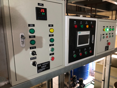 Bon prix 80 tonnes/mois Ligne d'anodisation d'aluminium entièrement automatique contrôlée par PLC avec contrôle précis de la température à ±1°C en ligne