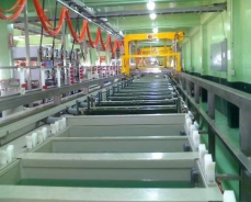 Bon prix Ligne de production d'anodisation horizontale pour clés de tuyaux en aluminium avec une production mensuelle de 50 tonnes et un fonctionnement facile en ligne