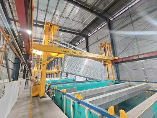 Bon prix 120-150 tonnes/mois Capacité de ligne de production d'anodisation à l'acide sulfurique de qualité architecturale pour les poignées d'escalier en aluminium de 6500 mm En ligne
